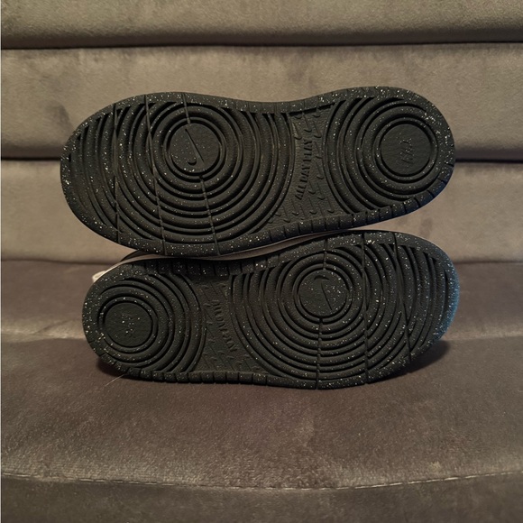 Nike Kids Black and White Velcro Sneakers Size 9c - Picture 5 of 5